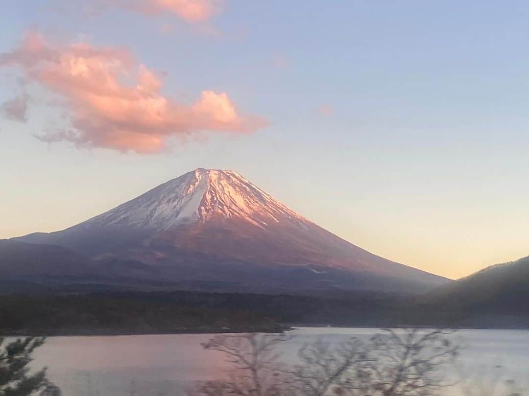 今宿麻美のインスタグラム：「初めての合宿。  無事に昨夜帰宅。  『家、あったけ〜』 『家のご飯うんめ〜』 『布団きもち〜』 彼の一言一言に重みがある。  食事が完食出来なくて泣いてしまったり… 次の日の朝４時半に起きてしまったり… 楽しいことも辛かったことも、 ヘトヘトになりながらも、 合宿での話をたくさんしてくれて。  『寝る時、心の中で早く帰りたいって思ってた』 って本心ポロリ。  それを聞いて母は涙がポロリ。  楽しかったけど、彼なりに凄く凄く頑張ってた。 ホントによく頑張った。  彼にとって、 とても、 素晴らしい経験になったことでしょう。 ちょっとずつ、いろんなこと経験していこ‼︎  子供達の頑張ってる姿を見ていると、 私もシクシクしていられないなぁなんて。 子供達から教わることがたくさんある。 子供達がどんどん大きくなるにつれ、 子離れの方が難しい。 そして、自分の親の気持ちがよくわかる。  親子共々、たくさんのことを学んだ合宿。 今年一番の思い出だ。  青馬が買ってきてくれたお土産のポテトチップス。 みんなで食べようね♡  おつかれさま。 ありがとう。」
