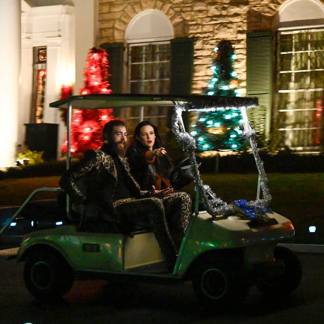 MTVさんのインスタグラム写真 - (MTVInstagram)「It's not Christmas until you're driving around in a golf cart with @postmalone + @rileykeough ♥️💚」12月4日 9時57分 - mtv