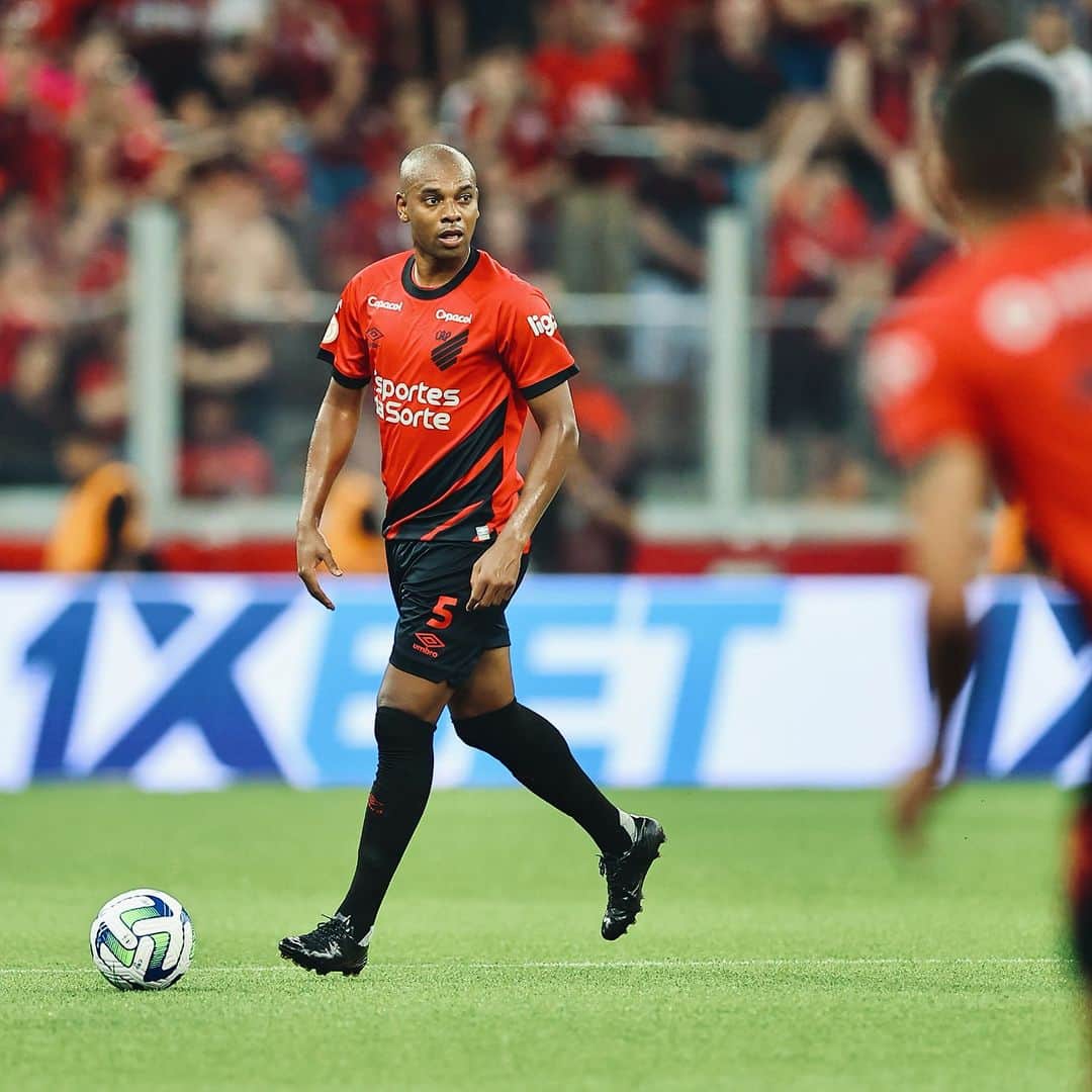 フェルナンジーニョのインスタグラム：「3 x 0.  ATHLETICO vs SANTOS #campeonatobrasileiro」