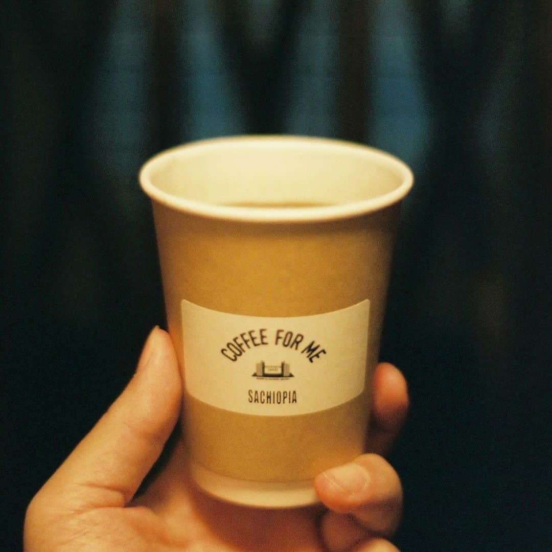 AMAZING COFFEEさんのインスタグラム写真 - (AMAZING COFFEEInstagram)「. ☕️SACHIOPIA COFFEE×AMAZING COFFEE🌱  12月12日(火)にSACHIOPIA COFFEE×AMAZING COFFEEのドリップイベントを開催いたします！☕️✨  メニューは特別なBEANSを使用したドリップコーヒーのみの"ドリップ祭り"です✨  更に予約限定のプレミアムメニュー 【お笑い×COFFEEのエンターテインメントドリップイベント】も開催！ お笑い×COFFEE ？！の予測不能な、愉快で美味しいプレミアムな空間。 お笑いとCOFFEEのマリアージュを体験しに来てください！  皆さまのご来店をお待ちしております🥳🤝   【開催日時】 2023年12月12日(火) 8:00〜21:00  【開催場所】 SACHIOPIA COFFEE (猿田彦珈琲 吉祥寺 井の頭公園前店)   【販売商品】 《プレミアムメニュー》🌟 各1時間 ¥3,800(税込) 1回目:14:30〜15:30(10名) 2回目:16:00〜17:00(10名)  ・ショートコント(SACHIOPIA COFFEEメンバー) ・お好きなドリップコーヒー 　特別なBEANSを2種ご用意。 　お好きなBEANSをお選びください☕️ ・アフタートーク  ※要予約となり、定員を超えた場合は抽選とさせていただきます。 ※プレミアムメニュー開催時は、ご予約された方のみのご案内となります。  《ドリップイベント》 ・営業時間 　8:00〜14:00・17:30〜21:00 ・お好きなドリップコーヒー 　今までAMAZING COFFEEで出したことのない、ユニークなテイストを持つCOFFEEを2種類と、普段店舗では販売していない特別なBLENDをご用意。 　☕️コロンビア(中煎り) 　☕️ブラジル(浅煎り) 　☕️PEACE & FREE BLEND (中煎り) 　※すべて税込価格とはります。 　※メニューはドリップコーヒーのみです。 　※すべてホットのショートサイズでのご提供です。 　各コーヒー豆の詳細はOfficial WebsiteのNEWS PAGEよりご覧ください🥺  プレミアムメニューの予約につきましては、応募フォームからお願いいたします💁🏻‍♀️ 応募期間:12/4(月)10:00〜12/8(金)23:59 @amazing_coffee_official  【SACHIOPIA COFFEEとは】 猿田彦珈琲の広報としても活躍されている、松竹芸能所属のお笑い芸人「コーヒールンバ平岡佐智男さん」のカフェブランドです☕️  #AMAZINGCOFFEE #アメージングコーヒー #AMeCO #アメコ #coffee #珈琲 #SACHIOPIACOFFEE #サチオピアコーヒー #コーヒールンバ #平岡佐知智男 #吉祥寺 #井の頭公園 #ドリップ祭り #お笑い #ドリップイベント #ハンドドリップ #エンターテインメント #saveyourneighbor @sachiopiacoffee @sachio_coffeeforme」12月4日 10時00分 - amazing_coffee_official