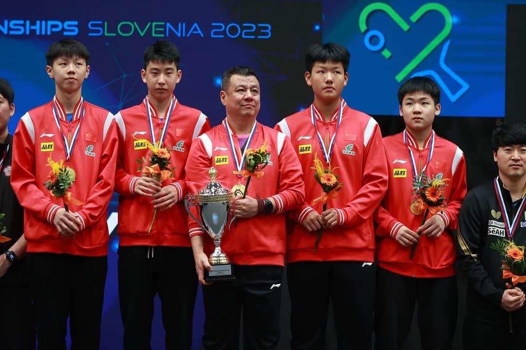 ITTF Worldさんのインスタグラム写真 - (ITTF WorldInstagram)「Blinded by all the gold from #ITTFWorldYouths 🏆🏅✨  U15 Girls' Team - Japan U15 Boys' Team - China U19 Girls' Team - China U19 Boys' Team - China U15 Girls' Singles - Yuna Ojio U19 Girls' Singles - Kuai Man U19 Boys' Singles - Lin Shidong U15 Boys' Singles - Sun Yang」12月4日 10時00分 - wtt