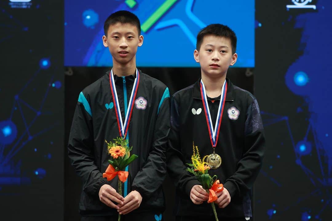 のインスタグラム：「Blinded by all the gold from #ITTFWorldYouths 🏆🏅✨  U15 Boys' Doubles -  Kuo Guan-Hong/Hsu Hsien-Chia U15 Girls' Doubles - Yuna Ojio/Mao Takamori U15 Mixed Doubles - Tamito Watanabe/Yuna Ojio U19 Boys' Doubles - Lin Shidong/Wen Ruibo U19 Girls' Doubles - Kuai Man/Xu Yi U19 Mixed Doubles - Lin Shidong/Kuai Man」