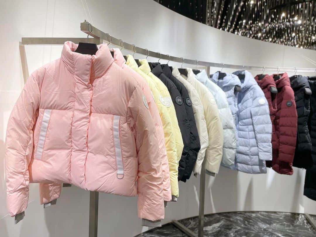 ISETAN PARK netのインスタグラム：「防寒もファッション性も叶える❄  ＜カナダグース＞が一堂に集うポップアップ開催    防寒性はもちろん、冬コーデに欠かせないおしゃれダウンジャケット＜カナダグース＞。人気の「ブラックレーベルコレクション」をはじめ、23-24年秋冬コレクションからファッション性が高いアウターや日本限定モデルが登場しています。  昨年でファー製品の生産を終了するなど、環境に配慮した素材を使用したアイテムも。  さらにメンズ館1階 ザ・ステージではメンズアイテムをご紹介中。  ぜひこの冬の相棒を見つけに来てください♪    ＜CANADA GOOSE＞WOMEN'S POP UP STORE  ■開催中～12月12日(火)  ■本館3階 センターパーク/ザ・ステージ＃3  ※12月13日(水)～1月16日(火)は本館3階 コンテンポラリー/プロモーションで引き続きお取り扱いいたします。    2023 FALL WINTER CANADA GOOSE POP UP STORE  ■開催中～12月5日(火)  ■メンズ館1階 ザ・ステージ    ※数量に限りがある商品もございますので、品切れの際はご容赦ください。    ウィメンズ、メンズ各イベントについては@isetan_shinjuku ストーリー「POP UP」から  ＜カナダグース＞最旬情報はこちら▼  https://www.mistore.jp/shopping/feature/men_f3/canadagoose_hub_m    商品のお問い合わせは▼  三越伊勢丹オンラインストア  三越伊勢丹リモートショッピングアプリ  ⇒WOMEN【本館3階】コンテンポラリー  ⇒MEN【メンズ館6階】メンズコンテンポラリー    @canadagoose  @isetan_contemporary  @isetanmens_contemporary   #canadagoose #カナダグース #カナダグースダウン  #カナダグースブラックレーベル #ダウンパーカー #ダウンコート #ダウンジャケット #冬アウター #downjacket #日本限定モデル  #isetan #isetanshinjuku #이세탄 #신주쿠이세탄 #이세탄백화점 #イセタン #伊勢丹 #伊勢丹新宿 #新宿伊勢丹 #伊勢丹新宿店」