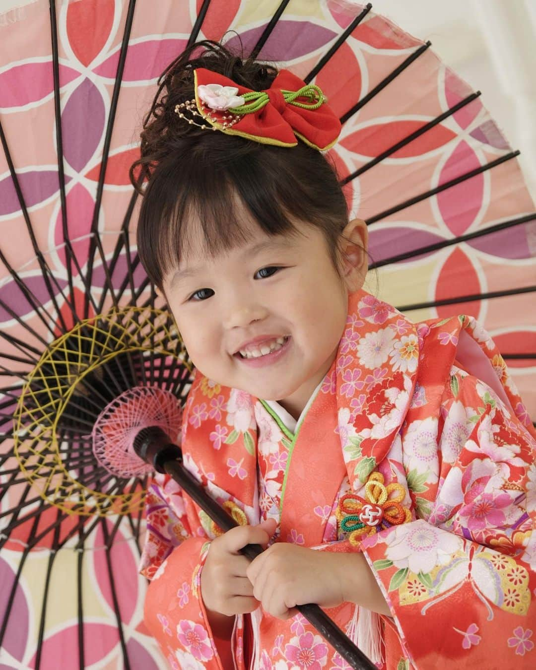 Miki Hirookaさんのインスタグラム写真 - (Miki HirookaInstagram)「ジュッティ七五三👘  終始ご機嫌で撮影できて、2才の時のプレ撮影とは全然違う雰囲気で楽しめました📷✨ 1年でこんなにも成長するんやなぁと感じたんやけど、 2才の時の写真と見比べてみたらびっくりするくらい差なくてワロタw(最後の写真) あと相変わらずドレス似合ってなさすぎて吹いたけどそれは母譲りやから許してね👗笑  最後の方疲れて来て変顔モード入ってやばかったけど、なんとか無事撮影終えました☺️笑  こらからも健康にスクスク成長しますように✨ ジュッティワールド全開で過ごしてね🫶  #七五三 #3才」12月4日 10時02分 - miki_hirooka