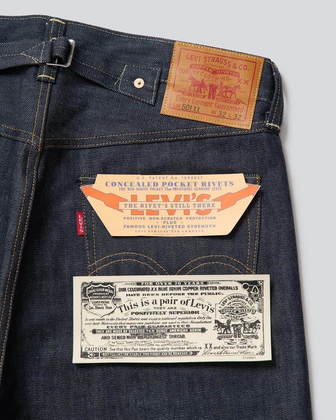 Levi's Japanさんのインスタグラム写真 - (Levi's JapanInstagram)「Levi’s® Vintage Clothing 1942 501®を発売   1937年501®と1944年501®両方の特徴をもつ、1942年に存在したという希少な501®。今回、このオリジナルピースを所有する藤原裕氏（@yuttan1977）がディレクターを務めるヴィンテージショップ・ベルベルジン（BerBerJin）の25周年を記念して、この1942年の501®を復刻。2023年12月８日（金）にBerBerJinと日本のリーバイス®公式オンラインストア限定で発売します。   生地はデッドストックのコーンミルズ社ホワイトオークデニムを使用し、アメリカ・サンフランシスコにあるリーバイス®の研究所「ユーレカ イノベーション ラボ」で制作したMade in USAの限定生産。※シリアルナンバー入り   1942年501®は、大戦モデルで知られる1944年501®の生地に、ベルトループとシンチバックが一緒についている1937年501®のディテールを備え、ステッチはバナナイエロー×オレンジの組み合わせ。また、後ろのヨーク部分が通常下からかぶりであるのに対し上からかぶり、シンチ裏のかぶせも左右が逆に縫われているという特別なディテールを持ち、今回のモデルの特徴が分かるギャランティーチケットまで忠実に復刻しました。   第二次世界大戦中、リーバイス®は、アメリカ政府から資材規制のためにディテールをシンプルにするように打診されましたが、生地自体は厚く丈夫にしたというのは有名な話。そんなファンも多いヘビーオンスの1944年501®の生地に、ワークウエアのディテールが色濃く残るディテールを備えている特別なモデルです。   リーバイス®公式オンラインストアでは、抽選販売を予定しています。   【抽選応募期間】 12月4日（月）～6日（水）23:59   【価格】 125,000円（税抜）  リーバイス®レッドタブ™の登録、 抽選応募はプロフィールリンク🔗から  #150YearsOf501​ #levisvintageclothing1966」12月4日 10時02分 - levis_japan