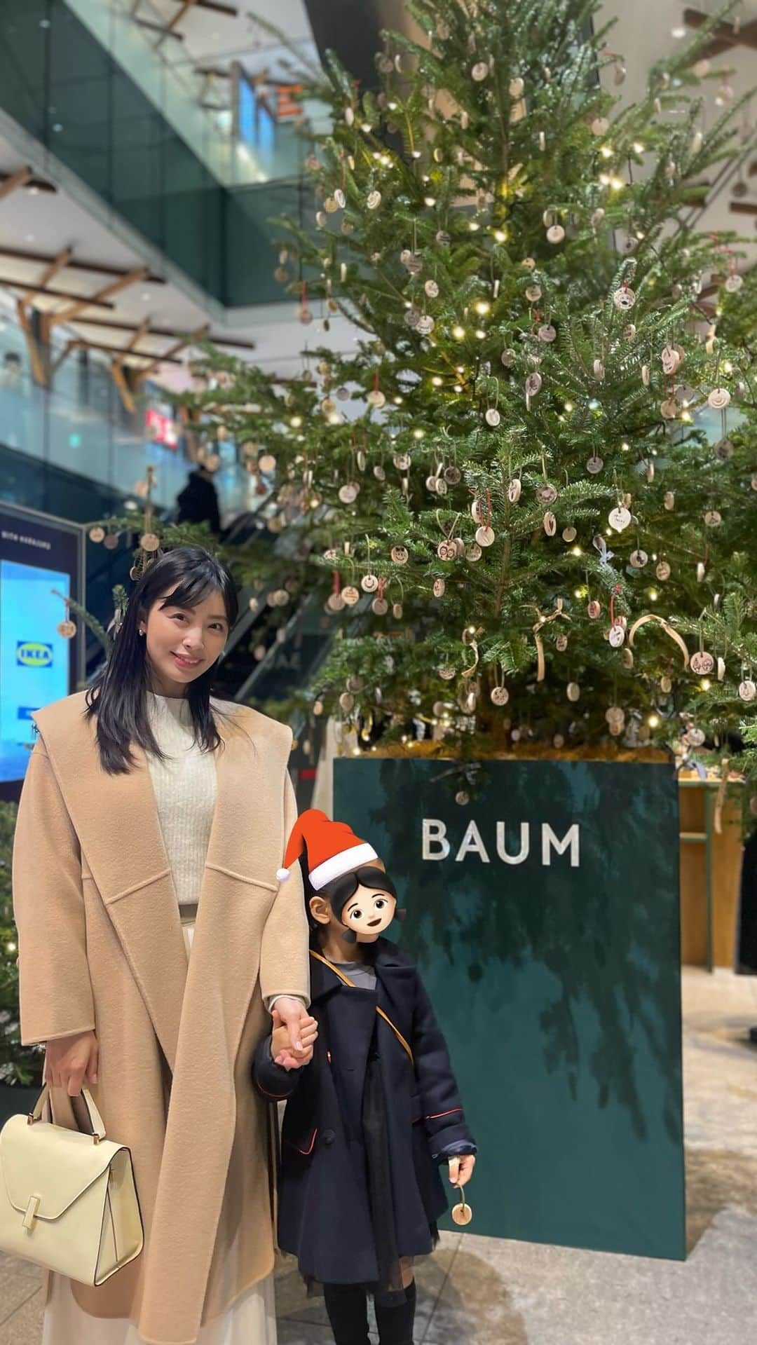 上野仁美のインスタグラム：「. ⁡ 週末は @baum_global のポップアップへ🎄✨ 美しいクリスマスツリーには、沢山の方々のオーナメントが飾られていました！ ⁡ 今回は家族三人で伺わせていただき、みんなでカリモク家具の端材を使用したオーナメントづくりを✨お気に入りの香りをつけてもらったオリジナルオーナメント、娘は気に入りすぎて飾らずに家にお持ち帰り🎄✨　 ⁡ ⁡ クリスマスギフトに、とってもオススメなBAUM。 癒し効果絶大です👏 我が家も家族みんなBAUMの香りが大好きで、寝る前のルームスプレーは毎晩欠かさず😌 差し上げるギフトには勿論、年末の自分時間をぐっと高めてくれるので自分へのギフトにもオススメです。 ⁡ ⁡ ⁡ #pr #baum #バウム #クリスマスプレゼント #ギフト #ルームフレグランス #ルームスプレー #メリークリスマス #クリスマスツリー #ギフトにおすすめ  ⁡」