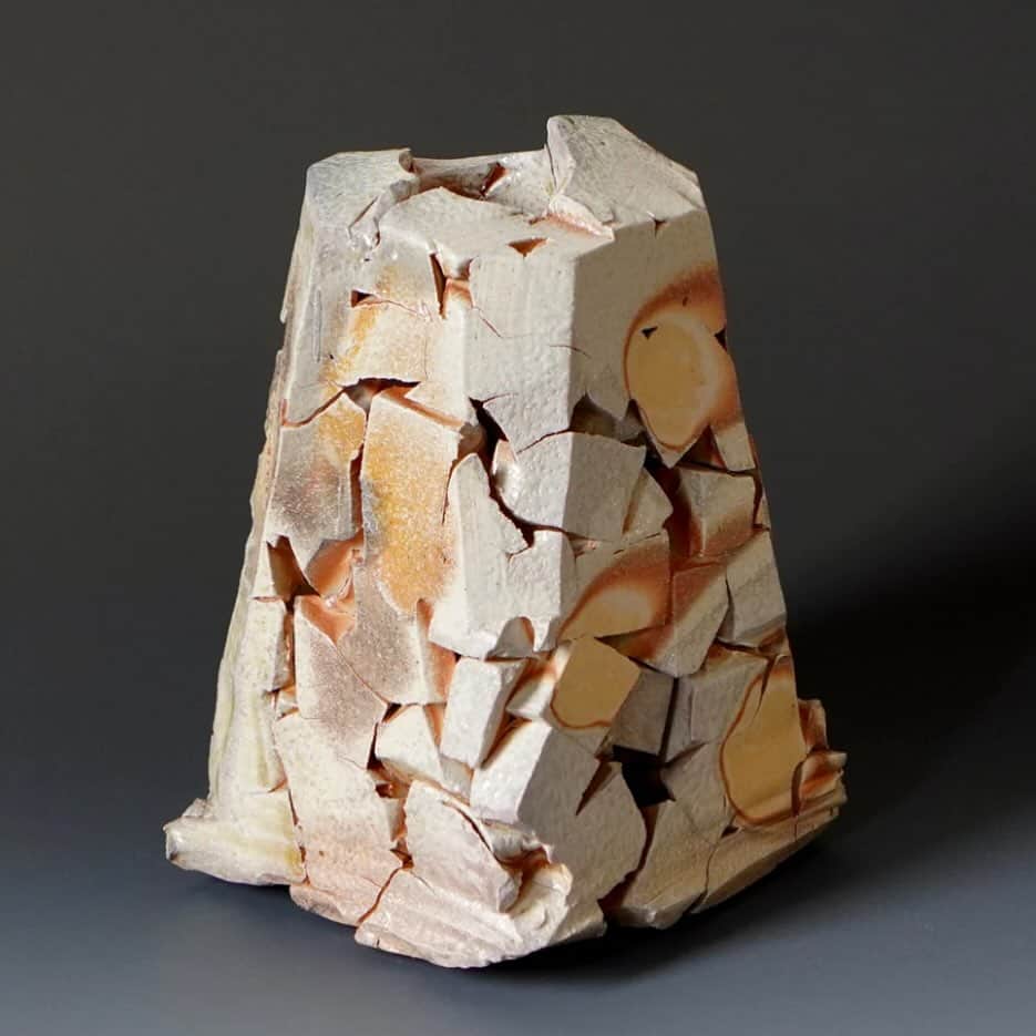 佐竹晃のインスタグラム：「Wood fired vase - not water proofed 😉 unless put a little container in it. www.akirasatake.com or link in my bio. .#onlineshop  #akirasatakeceramics #clay  #asheville  #gallerymugen  #陶芸 #陶芸家  #佐竹晃 #ceramics #pottery #vase #ikebana #japanese #japanesepottery #tougei」
