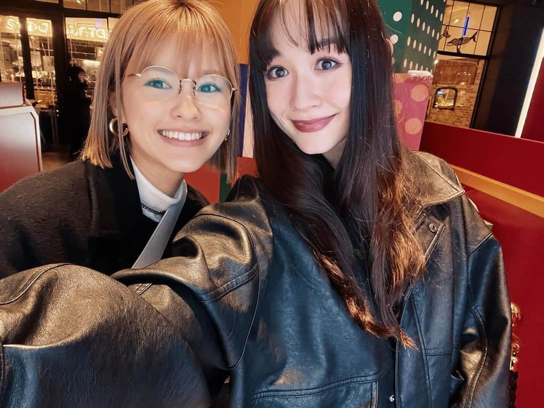 莉奈のインスタグラム：「⁡ 先日、東京公演が始まる前にちゃんこんと会えました🎄🫶🏻 楽しかったー🤣やっぱり何時間一緒にいても話し足りない🤣 トッツィー観に行くの楽しみ❣️ ⁡ #ちゃんこんくっち」