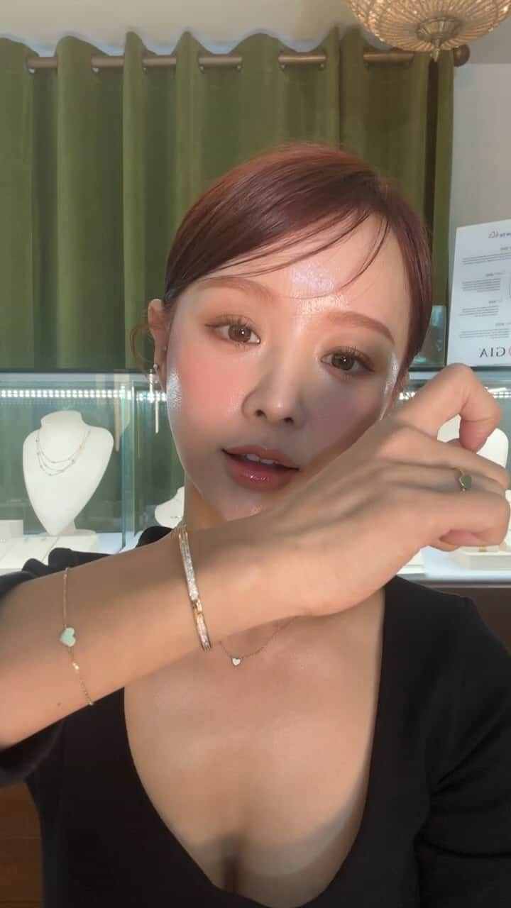 イム・ジヒョンのインスタグラム：「[러브썸] 오픈완료😘 💛14k gold 버블 레이어드 볼목걸이 💛14k gold 싱글하트라인(골드/화이트/레드/블랙) 목걸이,반지,팔찌 💛마이크로파베 뱅글(풀 파베셋팅 골드/화이트골드)  💛10k gold(18k gold특수두께도금) 2년째 판매중인 에브리띵 블리하트목걸이,귀걸이 모두 오픈 완료 입니다!😉💛✨  아니... 오픈하자마자 주문 폭주... 불 났네요...?🫢❤️‍🔥 감사합니다...🥹🙏🏻 금값이 사상 최대치인거 뉴스에서 보셨죠..? 내년에 부득이하게 판매가격이 오를 수 있습니다...🥹🙏🏻(지금 판매가도 정말 겨우겨우 맞춰서 보여드리는거예요!) 그리고 특히 마이크로파베 풀셋팅 뱅글... 정말 좋은 가격이니 눈여겨 보셔요..제가 눈여겨 보시라고 할 땐 뭔지 아시져?😉 러브썸 올해 마지막 오픈이고, 크리스마스전에 배송 보내드릴게요🎅🏻🎄❤️ 오늘도 감사합니다...🥹🙏🏻❤️‍🔥❤️‍🔥❤️‍🔥」