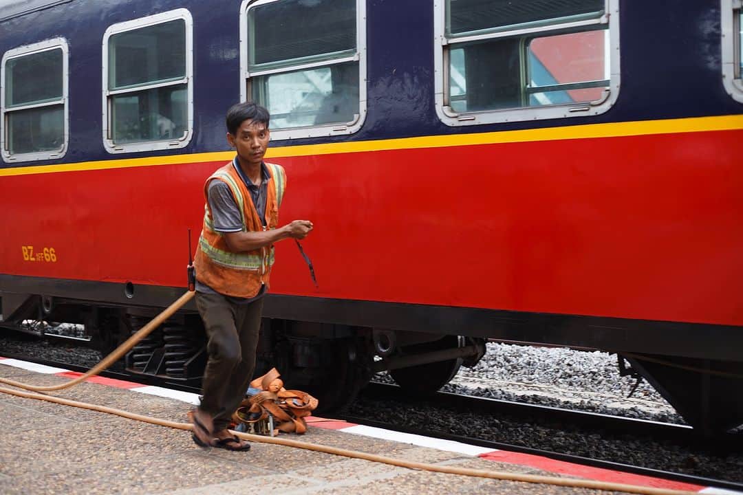 Shunsuke Miyatakeのインスタグラム：「Railroad worker / Cambodia Railway Station, Phnom Penh, Cambodia」