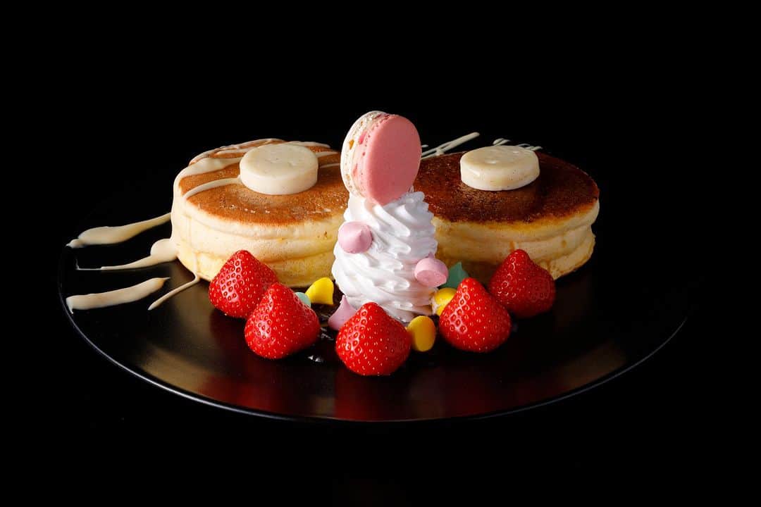 ホテルニューオータニ博多のインスタグラム：「. 🍓12/4～あまおうパンケーキ🍓  食べたいと思った方は「🥞」をコメントしてください！  季節ごとに旬の食材でご提供する人気の”パンケーキ”😋 極上のふわふわ食感は、九州産リコッタ、クリームチーズとマスカルポーネの3種類のブレンドで実現。 ホテルオリジナルの雑穀「ホワイトシリアル」でより軽やかな仕上がりに。 ひとつは、表面をキャラメリゼして香ばしい味わいをお楽しみいただけます。  旬の「博多あまおう」を贅沢に添え、あまおうジュレやあまおうマカロンなどをトッピング。 3種類のメープルシロップをお好みで合わせてお召し上がりください✨  【ご予約・お問合せ】 TEL：092-714-1111（代表） @newotani_hakata_official  #パンケーキ #パンケーキ部  #パンケーキ巡り  #あまおう #あまおうパンケーキ #いちご #いちごスイーツ #いちご好きな人と繋がりたい #スイーツ巡り #スイーツ部 #ホテルスイーツ #福岡スイーツ #福岡ホテル #福岡カフェ #天神カフェ #渡辺通カフェ #hotelnewotanihakata  #newotanihakata  #ホテルニューオータニ博多 #ニューオータニ博多」