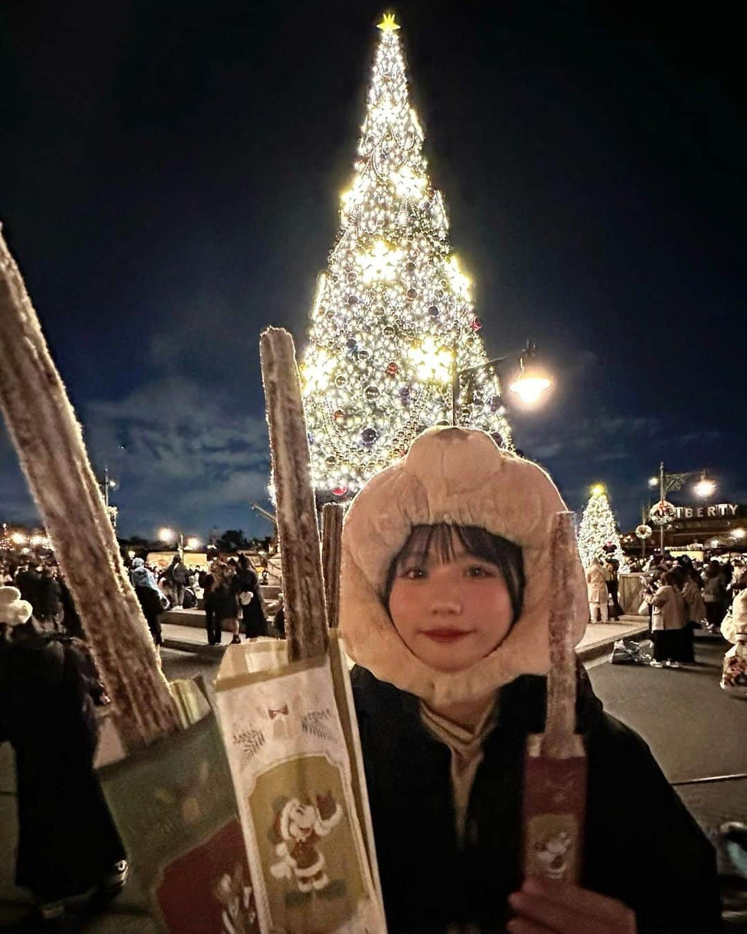 橘杏佳さんのインスタグラム写真 - (橘杏佳Instagram)「!!!!!チュロスまとめ買ｲ!!!!!  🌋  🌎   #disneysea  #tokyodisneyresort  #xmas  #disneychristmas  #40  #f4f  #l4l  #tfl #Instafood #ootd #happy  #followme  #photooftheday #nature  #foodporn #셀피 #데일리룩  #뷰티 #03년생 #좋아요」12月4日 15時51分 - kyochan_516