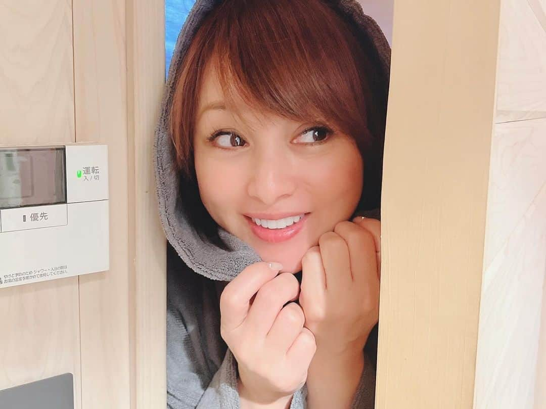 渡辺美奈代のインスタグラム：「宿泊していたお部屋についていたサウナ  愛弥が薪に火を入れて作ってくれたサウナに入りました！  #渡辺美奈代  #サウナ  #エンゼルフォレスト白河高原  #矢島愛弥  #家族旅行  #福島」