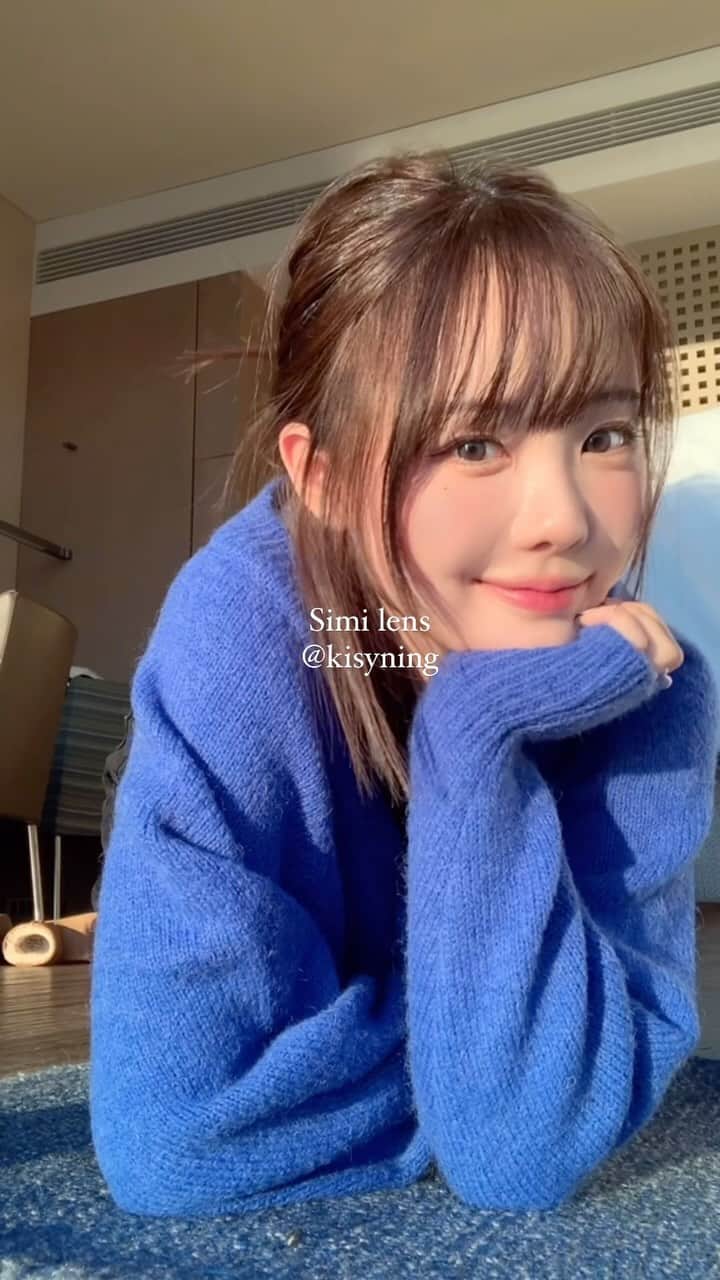 ホン・ヨンギのインスタグラム：「#구매완료이벤트피드 💙  시미렌즈가 런칭했습니다  구매 후 요기에 구매완료 댓글을 달아주시면 총 10명의 영심이에게 백화점상품권 10만원권을 보내드릴게요 ? 당첨자발표는 24일 입니다 😁 !  구매는 오렌즈오프라인매장에서 가능하고 입점안되어있는 매장은 예약주문가능합니다 !」