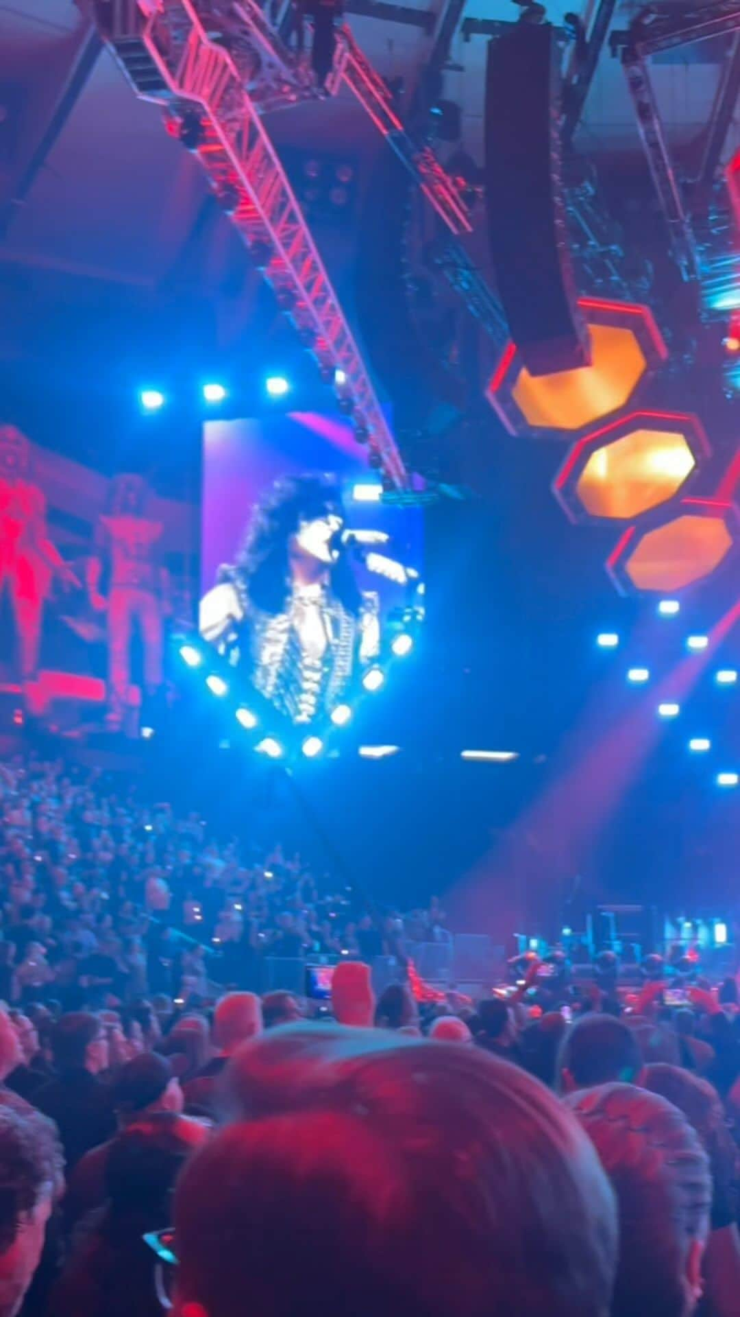 KISSのインスタグラム：「POV: You’re at the @kissonline #EndOfTheRoadTour final show!  Stream the #EndOfTheRoadPPV replay on PPV.COM until 1/1/24  #EndOfTheRoadTour | #KISSArmy | #KISS50」