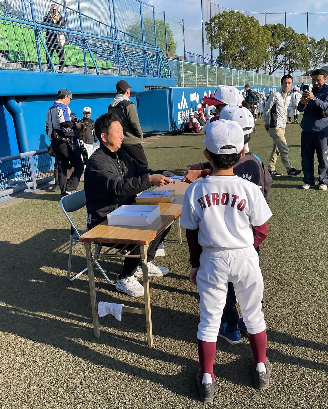 藤崎靖啓さんのインスタグラム写真 - (藤崎靖啓Instagram)「選手ロッカールームが似合う男と そうでない男🎤😅ダックアウトでは懐かしの兄弟バッテリー⚾️小学生野球教室お疲れさまでした🎤👏  #藤川球児 #小学生野球教室  #高知県スポーツ振興財団  #高知商業高校  #兄弟バッテリー #甲子園 #藤ちゃん #藤崎靖啓 #フリーアナウンサー #司会業 #阪神タイガース」12月4日 10時34分 - yas_fujisaki