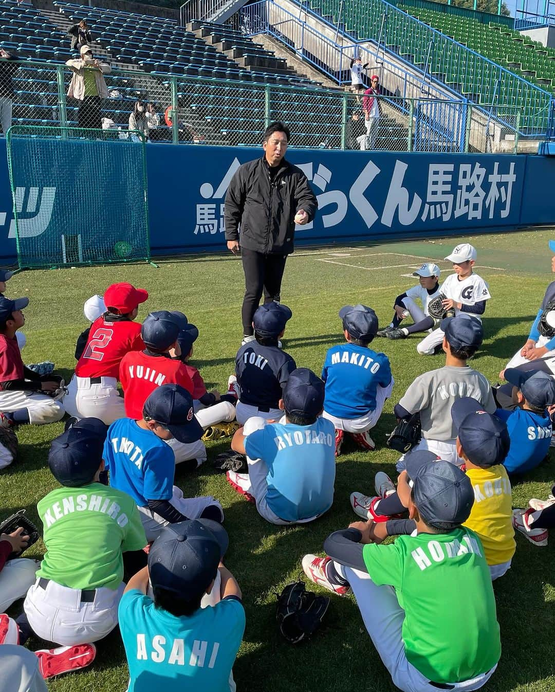 藤崎靖啓さんのインスタグラム写真 - (藤崎靖啓Instagram)「選手ロッカールームが似合う男と そうでない男🎤😅ダックアウトでは懐かしの兄弟バッテリー⚾️小学生野球教室お疲れさまでした🎤👏  #藤川球児 #小学生野球教室  #高知県スポーツ振興財団  #高知商業高校  #兄弟バッテリー #甲子園 #藤ちゃん #藤崎靖啓 #フリーアナウンサー #司会業 #阪神タイガース」12月4日 10時34分 - yas_fujisaki