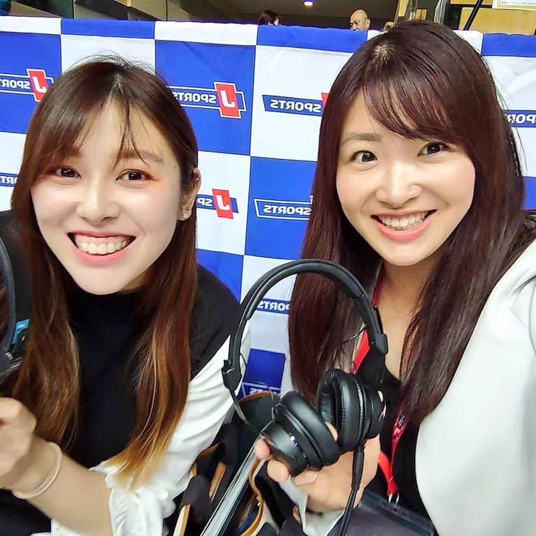 矢田部ゆかのインスタグラム：「バレーボールの全日本インカレ🏐 JSPORTの中継で、 女子の決勝戦と3位決定戦の実況を担当しました🎙  解説はJTやNECで活躍された山口かなめさん✨ ご一緒するのはお久しぶり😍 たくさん助けて頂き喋りやすかったです🙏  決勝は筑波大vs東海大🔥  筑波大が4年ぶり9回目の優勝🏆 4年生5人で作ってきたチーム。 インタビューでの中西監督の涙と、 大山選手の「ありがとう」 佐藤選手の「だいすき！」に放送席も貰い泣きでした😭  敗れた東海大も宮部選手や佐々木選手などチームをひっぱる4年生が頼もしかったし、その想いを来年以降後輩たちが受け継いでいくのが楽しみです🤝 金土日と3日間、取材も含めてバレーにどっぷり浸かれて幸せでした！」