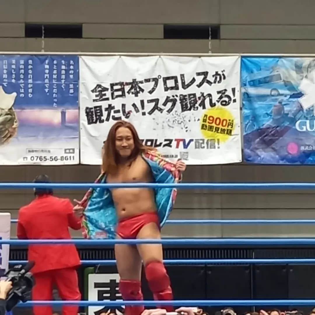 ぢゃいこさんのインスタグラム写真 - (ぢゃいこInstagram)「🤼プロレス観戦🤼 ずっとずっと楽しみにしてた全日本プロレス観戦🤼💕 『めんそーれ！』と沖縄の挨拶のような声援を飛ばし、、 初めて生で見た《イケメン二郎》改め《黒潮ＴＯＫＹＯジャパン》の素敵さに度肝を抜かれ、、 『土井ちゃーーーん！』と叫び、、 推しの斉藤ブラザーズにキュンキュンしました💓 観戦前に売店に立ち寄ったものの、斉藤ブラザーズのTシャツが見付けられなくて『もう売り切れなんですか？』って聞いたら、『2XLが１枚だけなんです』って。 えっ!?まさしく私が欲しかったやつ！私の為に置いててくれたんですか？💕 ってなわけで、ラスト一枚のお目当てのTシャツを購入。 トレーニングの時とウエノ歯科に行く時はプロレスTシャツと決めてるので、こうして増えていくのです🤣 あ、、、李日韓レフェリーが居ないのは やっぱり寂しかった😢 #全日本プロレス #ブラックめんそーれ #土井成樹 #イケメン二郎 #黒潮TOKYOジャパン #斉藤ブラザーズ #斉藤ジュン #斉藤レイ #李日韓 ※敬称略🙇‍♀️  #プロレス観戦 #全日本プロレス好きな人と繋がりたい #全日本プロレス好きと繋がりたい #プ女子 #ぢゃいこ #吉本新喜劇ぢゃいこ #吉本新喜劇」12月4日 10時37分 - dyaimeshi