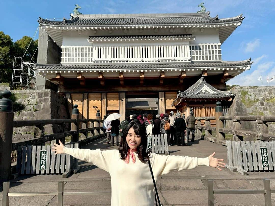 久保井朝美さんのインスタグラム写真 - (久保井朝美Instagram)「🏯 日本最大級の城門❤️  2020年に再建された 御楼門と 初対面してきました🫶  本当に大きかった😳😳  #鹿児島城 #鶴丸城 #御楼門 #島津家久 #日本100名城 #久保井朝美 #気象予報士 #城ガール #お城好き #お城好きな人と繋がりたい #japanesecastle」12月4日 10時39分 - asami_k920