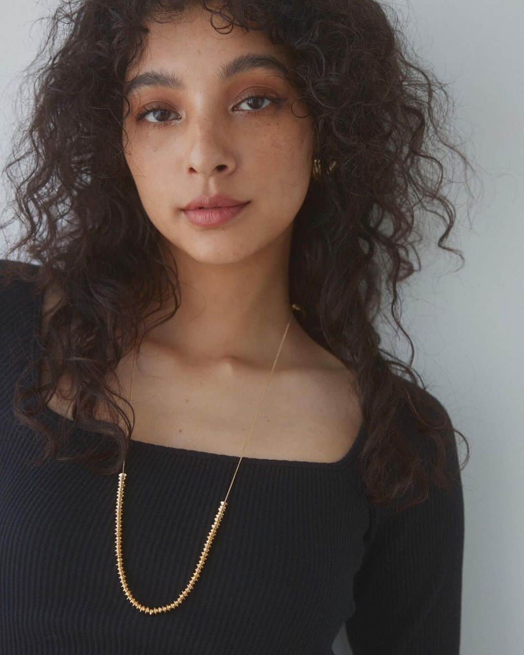 ALEXIA STAMのインスタグラム：「ㅤㅤㅤㅤㅤㅤㅤㅤㅤㅤㅤㅤㅤㅤㅤㅤ  𝟮𝟯 𝗔𝘂𝘁𝘂𝗺𝗻 𝗪𝗶𝗻𝘁𝗲𝗿 𝗖𝗼𝗹𝗹𝗲𝗰𝘁𝗶𝗼𝗻 𝟭𝟮/𝟱(𝗧𝘂𝗲) 𝟭𝟵:𝟬𝟬〜𝗢𝗻 𝗦𝗮𝗹𝗲!! ________________________________  ✔︎ Bicone Beads Necklaces Color : Gold , Sliver Size : F Price : ¥9,900(税込)  連なる円盤ビーズのデザインが洗練された印象を与えるネックレス✨  好みの長さに調節でき、スタイリングに合わせて雰囲気の変化を楽しめます。カジュアルから綺麗めまで幅広くマッチするデザインに。  素材はサージカルステンレスです。  #alexiastam」
