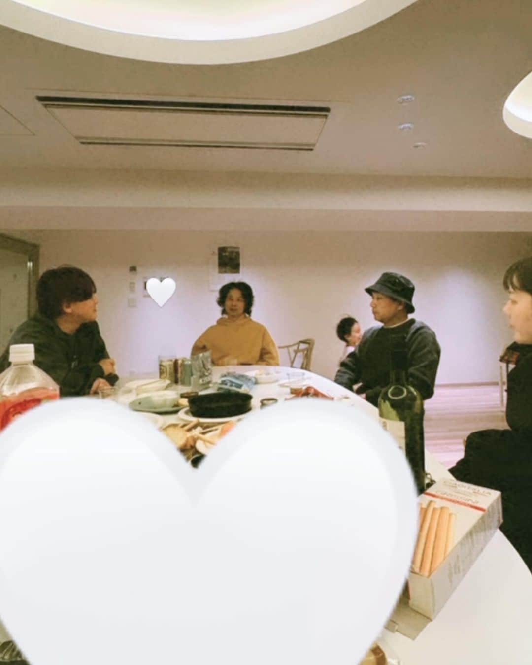 8utterflyさんのインスタグラム写真 - (8utterflyInstagram)「wawakakaレーベルの親睦会で決起会で忘年会🥚🍳✨をしました。ここから始まる何かがあると思うとワクワクして来年が楽しみになりました。  チームで集まるのは初だったので初めましての話をしたり、みんなの家族構成とか聞いたり笑、来年は8utterflyのリリースだけでなくワワカカチームでのプロデュースや企画をどんどん出していけたらな〜あんな事やこんなこともしていきたいですね〜と色々話せて楽しかったです。  （この場に来れなかった方もいたのでまた会えたり繋がれたり出来る機会を設けたいです。）  卵がパカっと割れたら何が出てくるんだろう？ってワクワクドキドキしながらクリエイティブしていきましょう🫶✨  子供達の未来にも届くような音楽を、出来るだけ沢山🎧  #wawakaka @wawakaka_life」12月4日 10時40分 - 8utterfly