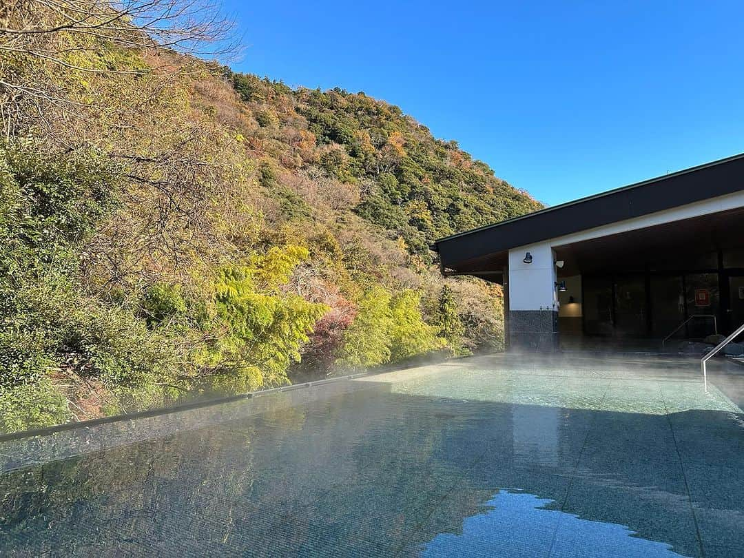 【公式】箱根湯本温泉 天成園のインスタグラム：「♨︎  おはようございます☀️  12月に入り箱根は朝晩の 冷え込みが一層強くなりました💦  当館のある箱根湯本は箱根で1番長く紅葉が見れる場所です🍁 1枚目は男性大浴場、2枚目は女性大浴場からの写真です📸  まだまだ大浴場からは紅葉を眺めることが出来ますよ👍🏻  本日も皆様のご来館をお待ちしております🙇‍♂️  #箱根 #箱根湯本 #天成園 #箱根湯本温泉 #天成園箱根湯本 #温泉 #本格温泉 #箱根ホテル #箱根旅館 #箱根旅行 #旅行 #個室 #貸し切り #レンタル浴衣 #露天風呂 #日本庭園 #神社 #滝 #日帰り温泉 #hakone #紅葉 #紅葉スポット」