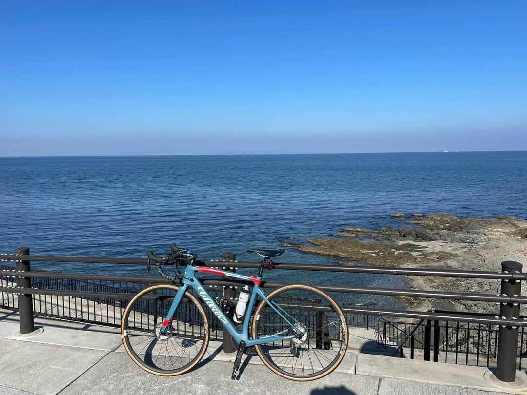 小笠原正典のインスタグラム：「☀️☀️☀️ 空も海も青だ。 空や海には「碧い」と書いてもアリだと大辞林。 紺碧のペキだね。  気持ちがスッキリするよ。🌊😃  #ロードバイクおじさん  #wilier #wiliertriestina   #大分 #大分市」