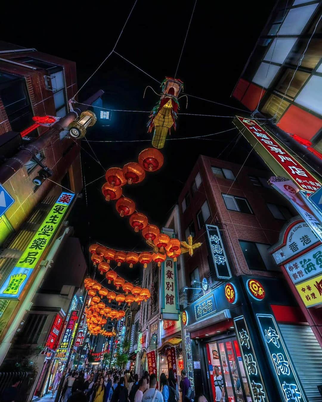 東京カメラ部 横浜分室さんのインスタグラム写真 - (東京カメラ部 横浜分室Instagram)「Photo by @wasabiut 「横浜中華街」 https://www.instagram.com/p/Cz-40EDPBKS/ . いいね！＆コメント大歓迎！ ※投稿に関するご注意・ポリシーは東京カメラ部に準じます。詳しくは下記をご覧ください。 https://fb.minpos.com/fb/willvii/camera_jpn/static/guideline . #みなとみらい線フォト散歩 #みなとみらい線フォトさんぽ #みなとみらい線 #横浜 #新高島 #みなとみらい #馬車道 #日本大通り #元町中華街 #yokohama #東京カメラ部 #Japan #photo #写真 #日本 Follow: @TCC.Yokohama . ※各種法令、マナー、関係者の指示に従った撮影をお願いします。 *Please ensure that your photography adheres to all relevant laws, etiquette, and instructions issued by authorized persons.」12月4日 11時00分 - tcc.yokohama