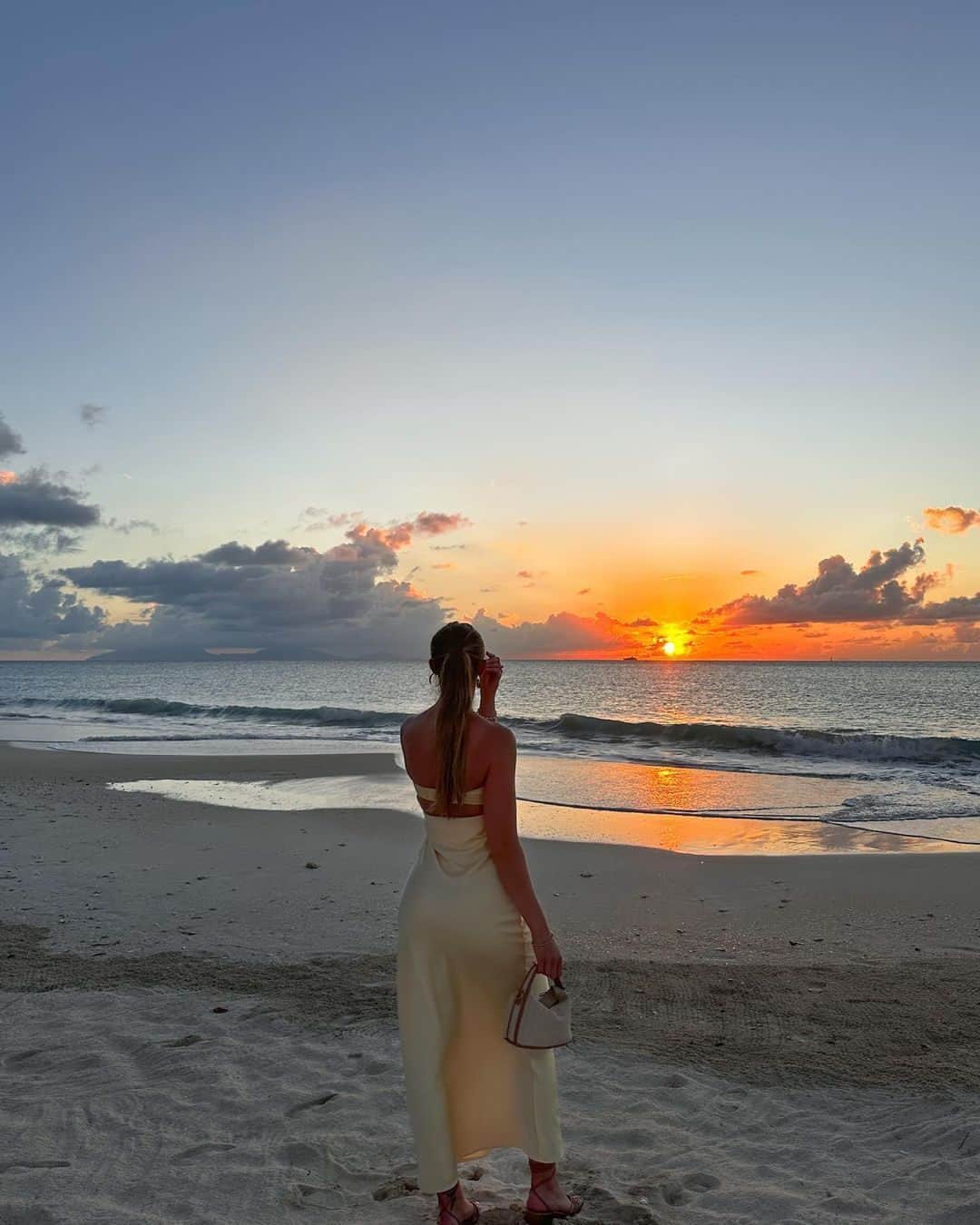 Beginning Boutiqueさんのインスタグラム写真 - (Beginning BoutiqueInstagram)「Sunset moment in our best-selling Maiah Yellow Maxi Dress ✨ As seen on the beautiful @diana.harris!」12月4日 11時00分 - beginningboutique