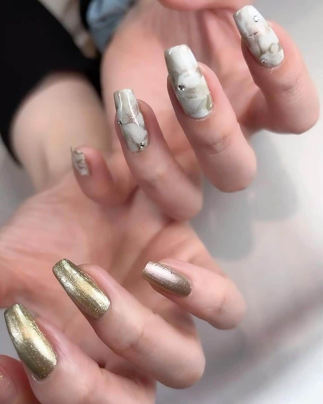 Mayu Ogawaのインスタグラム：「ホワイトストリームをポリッシュで♪  マーブルワークを今風にして再現したよ^^  💅💅💅💅💅💅💅💅💅💅💅💅  NEW LESSON //// 【ホワイトストリーム】 公開になりました♪ 大好評です！  @miroom_nail から mayuのオンライン教室・通信講座一覧 ［ Art Of Vibes］でご視聴頂けます。 mda 全アート見放題！！ (※閲覧には講座サイト入会が必要となります。)  ☑️ 倍速したりループ再生ok! 一時停止で同時進行練習にも便利♪ 全会話テロップ付きで無音再生でもレッスン出来る♪  ✏️✏️✏️✏️   レッスンもぜひ♪  ☑️ スタッフネイリストさん+ 私のアシスタントネイリストさん募集しております。 DM、mda公式ラインからお気軽にお問い合わせ下さい✨  #ポリッシュネイル #マニキュア #ニュアンスネイル #アートメディウムコレクション #initygel #miroom #ネイルレッスン　 #クリスマスネイル #christmas  #mdanil #銀座ネイルサロン #ネイリスト募集」