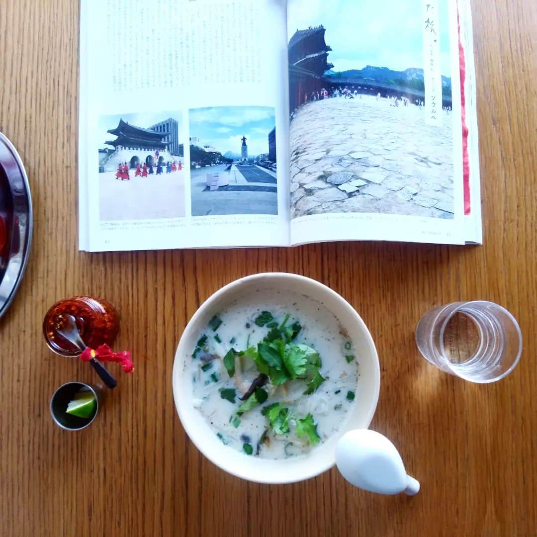 Pho 321 Noodle barのインスタグラム：「our monday starts here.  이웃사촌  사촌 형제나 다를 바 없이 가까운 이웃.  お早うございます。晩秋に収穫されたあじめコショウは辛く(当たり🎯)ココナッツと相まって、季節の木之子と合わされば、pho321 styleのgreen curry phoの出来上がり、🇲🇦のスーク経由45 epicesのHARRISAたちもin stock、今週も　宙路から海路まで　ともに安全飛行で宜しくお願い致します🐪🌶🎣🌙  11:30am opening 5:30pm last flight 6pm closing today♾️  #mondaymotivation #kurumiharissa #keeptravelling #staywarm」