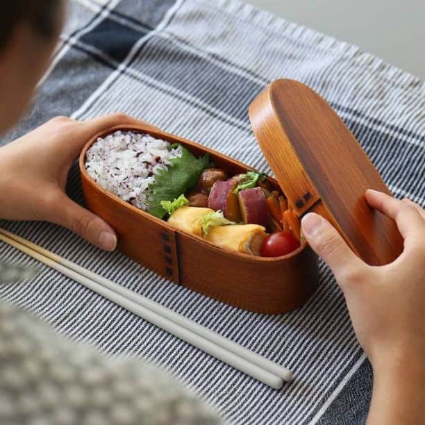 キナリノのインスタグラム：「シンプルなお手入れでずっと使える！ KOZLIFE「曲げわっぱ」お弁当箱🍱  －－－－－－－－－  曲げわっぱのお弁当箱は、 日本に古くから伝わる伝統工芸品。 優しい木の色と食材のコントラストが とっても美しいお弁当箱です✨  KOZLIFEさんの曲げわっぱは、 耐久性をアップさせるため 日本の職人さんの手によって 漆またはウレタンが塗られています。  これによって、 木の弱点である湿気からある程度守ってくれ 使った後は、中性洗剤で洗えます。 （洗った後はよく水気を切って しっかりと拭き取ってくださいね＊）  気になるご飯つぶと、 油や水分の滲み込み問題も大丈夫。 使い勝手が良く、おかずを詰めていくのも いつもよりちょっと楽しくなりますよ♪  ナチュラルと漆、 大きさもスリムと小でご用意しています😌🤲 アイテムページを是非チェックしてみてくださいね♪  －－－－－－－－－  KOZLIFE｜曲げわっぱ https://kinarino-mall.jp/item-9632  －－－－－－－－－  ▶画像をタップすると詳細情報をご覧いただけます。  ▶プロフィールの「インスタ掲載」ボタンから、ご紹介 商品をまとめてご覧いただけます。→@kinarino_official  ▶キナリノアプリでも販売中！ 「お買いもの」→「インスタグラム掲載アイテム」 　 ※ダウンロードはプロフィールリンクから→ @kinarino_official  #キナリノモール #キナリノ #丁寧な暮らし #暮らし #曲げわっぱ #お弁当箱 #キッチングッズ #ランチ #お弁当 #食卓 #おうちカフェ #お家カフェ #KOZLIFE #Irma #Lunchbox #Lunch #simple #table #instagood」