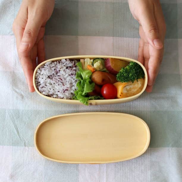 キナリノさんのインスタグラム写真 - (キナリノInstagram)「シンプルなお手入れでずっと使える！ KOZLIFE「曲げわっぱ」お弁当箱🍱  －－－－－－－－－  曲げわっぱのお弁当箱は、 日本に古くから伝わる伝統工芸品。 優しい木の色と食材のコントラストが とっても美しいお弁当箱です✨  KOZLIFEさんの曲げわっぱは、 耐久性をアップさせるため 日本の職人さんの手によって 漆またはウレタンが塗られています。  これによって、 木の弱点である湿気からある程度守ってくれ 使った後は、中性洗剤で洗えます。 （洗った後はよく水気を切って しっかりと拭き取ってくださいね＊）  気になるご飯つぶと、 油や水分の滲み込み問題も大丈夫。 使い勝手が良く、おかずを詰めていくのも いつもよりちょっと楽しくなりますよ♪  ナチュラルと漆、 大きさもスリムと小でご用意しています😌🤲 アイテムページを是非チェックしてみてくださいね♪  －－－－－－－－－  KOZLIFE｜曲げわっぱ https://kinarino-mall.jp/item-9632  －－－－－－－－－  ▶画像をタップすると詳細情報をご覧いただけます。  ▶プロフィールの「インスタ掲載」ボタンから、ご紹介 商品をまとめてご覧いただけます。→@kinarino_official  ▶キナリノアプリでも販売中！ 「お買いもの」→「インスタグラム掲載アイテム」 　 ※ダウンロードはプロフィールリンクから→ @kinarino_official  #キナリノモール #キナリノ #丁寧な暮らし #暮らし #曲げわっぱ #お弁当箱 #キッチングッズ #ランチ #お弁当 #食卓 #おうちカフェ #お家カフェ #KOZLIFE #Irma #Lunchbox #Lunch #simple #table #instagood」12月4日 11時00分 - kinarino_official