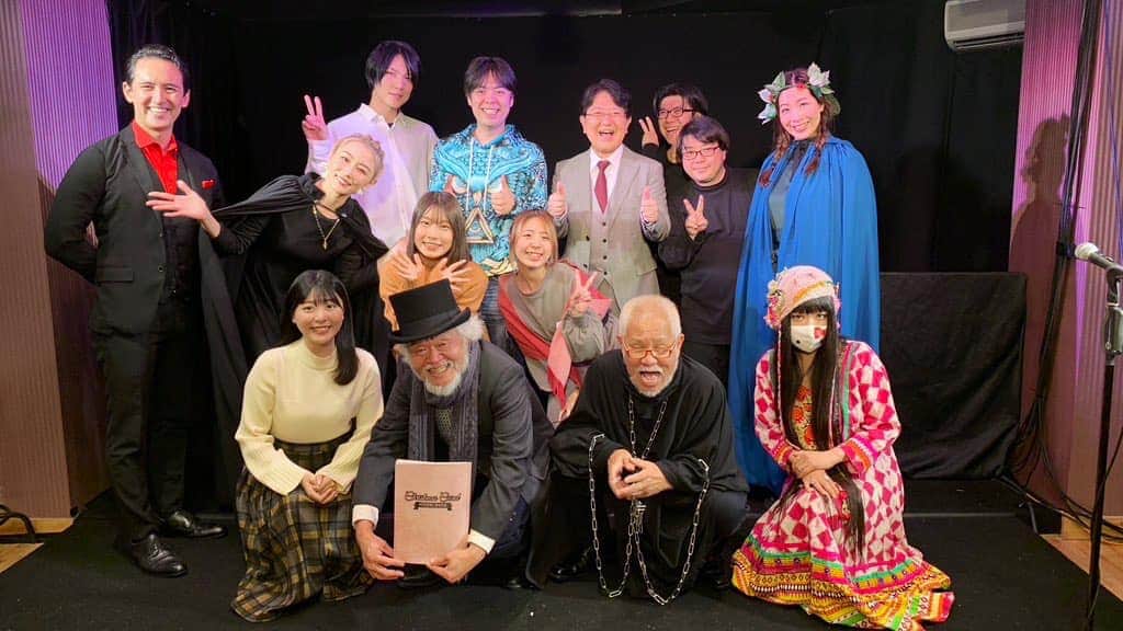 半井小絵のインスタグラム：「朗読劇『#クリスマスキャロル』 千穐楽を迎えることができました🧚  クリスマスチーム、キャロルチームの両方に出演した私は、それぞれのカラーを楽しめました。  ご観劇くださった皆様、共演者・スタッフの皆様、有難うございました💐  すすり泣きが聞こえ、来てよかったと言ってくださる方が多く嬉しかったです✨  昨日は瞼が腫れ、冷やしてなんとか目が開きました。ハウスダストアレルギーです🫣舞台期間中、2回に1度は何かが起こる。それも乗り越えながら、精進してまいります。」