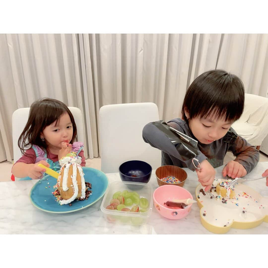 川崎希さんのインスタグラム写真 - (川崎希Instagram)「Happy Birthday Daddy💗💗💗  アレクのお誕生日ケーキ🎂  お誕生日の前の週にカゲトラに『ダディーのお誕生日ケーキどんなやつ買おうかな〜？』と話したら  『カゲトラが作るよ👦🏻‼️』  と言ってくれたので子どもたちの手作りケーキになりました〜✨  スポンジやトッピングを買ってデコレーション💕  2人ともそれぞれのケーキを作ってたよ  このケーキたちいままでで1番最高のケーキじゃない？😍😍😍  2人ともがんばりました🤍  アレクお誕生日おめでとう〜💗💗💗  #hapybirthday #daddy #手作りケーキ　#6才　#3才」12月4日 11時29分 - kawasakinozomi