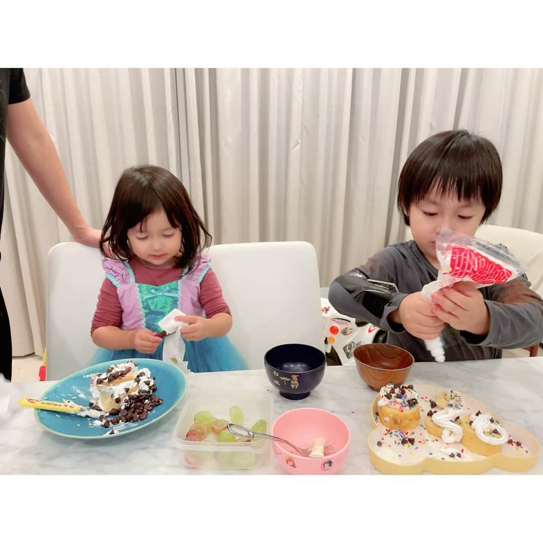川崎希さんのインスタグラム写真 - (川崎希Instagram)「Happy Birthday Daddy💗💗💗  アレクのお誕生日ケーキ🎂  お誕生日の前の週にカゲトラに『ダディーのお誕生日ケーキどんなやつ買おうかな〜？』と話したら  『カゲトラが作るよ👦🏻‼️』  と言ってくれたので子どもたちの手作りケーキになりました〜✨  スポンジやトッピングを買ってデコレーション💕  2人ともそれぞれのケーキを作ってたよ  このケーキたちいままでで1番最高のケーキじゃない？😍😍😍  2人ともがんばりました🤍  アレクお誕生日おめでとう〜💗💗💗  #hapybirthday #daddy #手作りケーキ　#6才　#3才」12月4日 11時29分 - kawasakinozomi