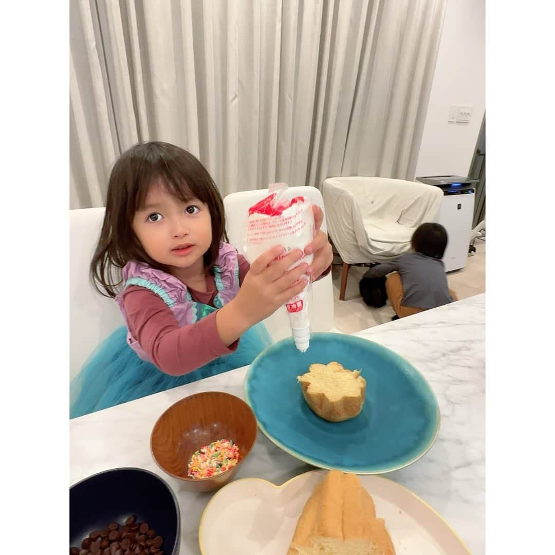 川崎希さんのインスタグラム写真 - (川崎希Instagram)「Happy Birthday Daddy💗💗💗  アレクのお誕生日ケーキ🎂  お誕生日の前の週にカゲトラに『ダディーのお誕生日ケーキどんなやつ買おうかな〜？』と話したら  『カゲトラが作るよ👦🏻‼️』  と言ってくれたので子どもたちの手作りケーキになりました〜✨  スポンジやトッピングを買ってデコレーション💕  2人ともそれぞれのケーキを作ってたよ  このケーキたちいままでで1番最高のケーキじゃない？😍😍😍  2人ともがんばりました🤍  アレクお誕生日おめでとう〜💗💗💗  #hapybirthday #daddy #手作りケーキ　#6才　#3才」12月4日 11時29分 - kawasakinozomi