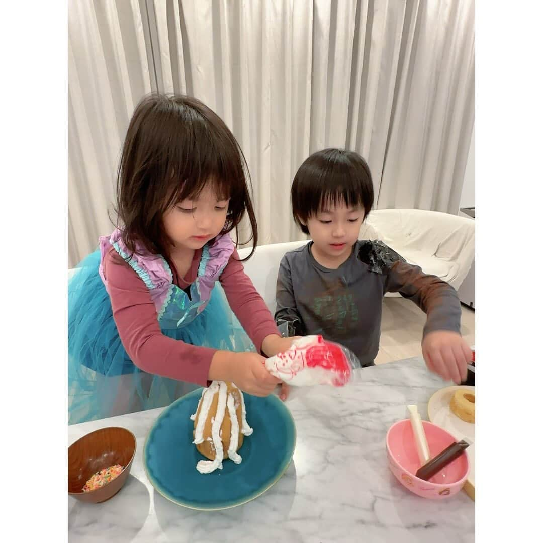 川崎希さんのインスタグラム写真 - (川崎希Instagram)「Happy Birthday Daddy💗💗💗  アレクのお誕生日ケーキ🎂  お誕生日の前の週にカゲトラに『ダディーのお誕生日ケーキどんなやつ買おうかな〜？』と話したら  『カゲトラが作るよ👦🏻‼️』  と言ってくれたので子どもたちの手作りケーキになりました〜✨  スポンジやトッピングを買ってデコレーション💕  2人ともそれぞれのケーキを作ってたよ  このケーキたちいままでで1番最高のケーキじゃない？😍😍😍  2人ともがんばりました🤍  アレクお誕生日おめでとう〜💗💗💗  #hapybirthday #daddy #手作りケーキ　#6才　#3才」12月4日 11時29分 - kawasakinozomi