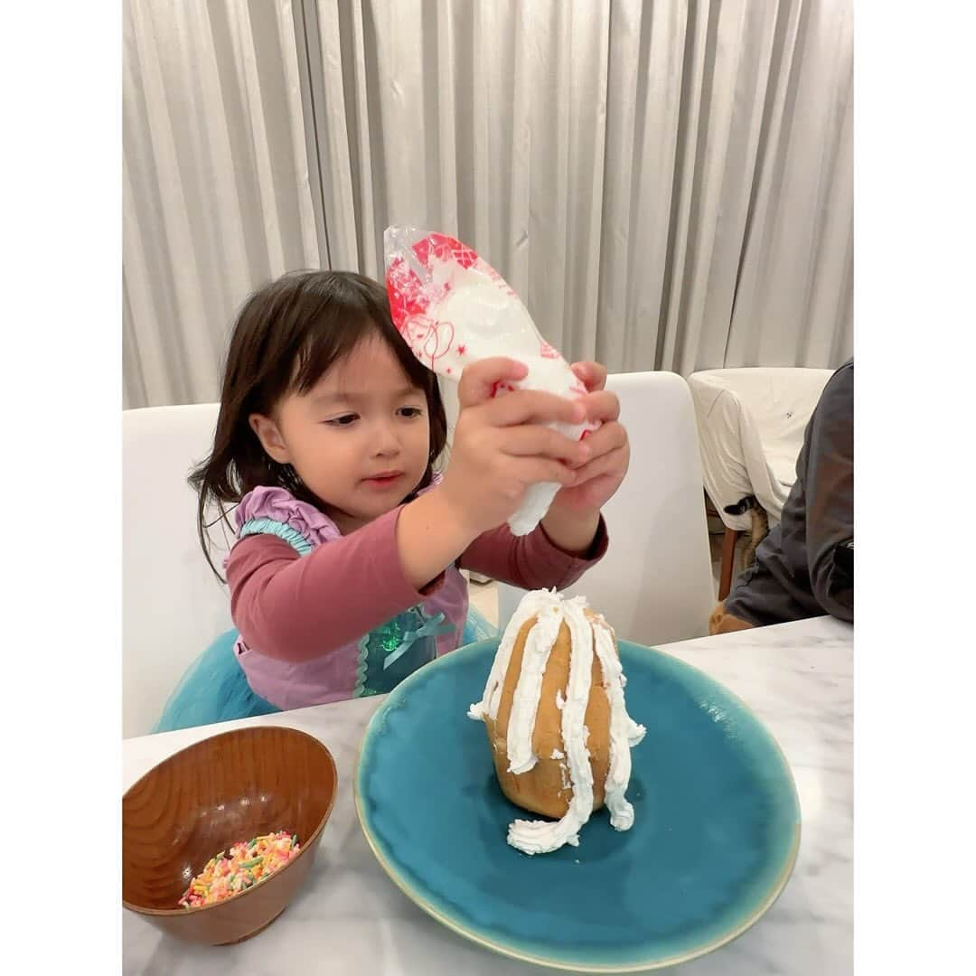 川崎希さんのインスタグラム写真 - (川崎希Instagram)「Happy Birthday Daddy💗💗💗  アレクのお誕生日ケーキ🎂  お誕生日の前の週にカゲトラに『ダディーのお誕生日ケーキどんなやつ買おうかな〜？』と話したら  『カゲトラが作るよ👦🏻‼️』  と言ってくれたので子どもたちの手作りケーキになりました〜✨  スポンジやトッピングを買ってデコレーション💕  2人ともそれぞれのケーキを作ってたよ  このケーキたちいままでで1番最高のケーキじゃない？😍😍😍  2人ともがんばりました🤍  アレクお誕生日おめでとう〜💗💗💗  #hapybirthday #daddy #手作りケーキ　#6才　#3才」12月4日 11時29分 - kawasakinozomi