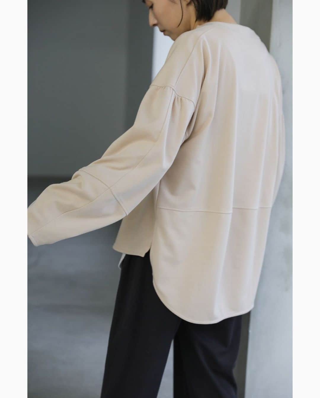 moca さんのインスタグラム写真 - (moca Instagram)「12/5 new itme . No.20001235 キーネックランタンスリーブプルオーバー  -point- & -styling-  ざっくりと開いたキーネックデザインが抜け感を演出してくれるボリュームスリーブプルオーバー。  袖のシルエットやボリューム感、丈感などシンプルなアイテムながらも細部にこだわった1枚。 袖部分は切り替えをプラスすることでより立体的なシルエットに仕上げています。 前後で丈差をしっかりつけているのでインスタイルのしやすさはもちろん、アウトスタイルでもバランス良く着用頂けます。  スラックスやナロースカートなどきれいめアイテムとの組み合わせがおすすめです。  price : 5,390yen (＋tax in) color : beige/black model : 160cm  #selectmoca #セレクトモカ」12月4日 19時00分 - selectmoca