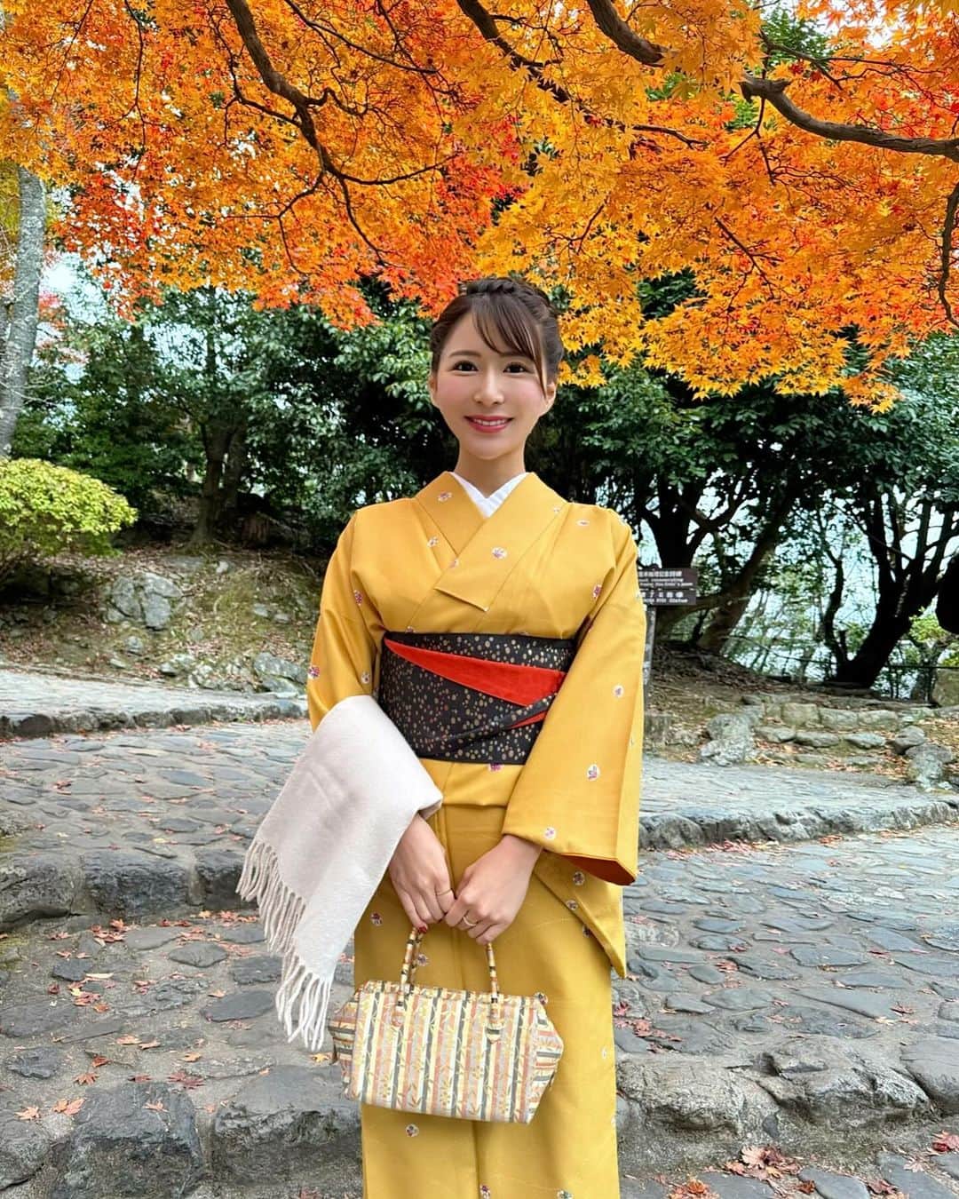 Manaのインスタグラム：「⛩️𝑲𝒀𝑶𝑻𝑶 ❤︎🍂 秋の京都、嵐山へ行ってきました✨ ⁡ 今回初めて嵐山の奥にある 祐斎亭というところで絶景をみてきました🍁 ⁡ あたり一面、色づいた木々で埋め尽くされてて 綺麗でとっても癒されました〜🥰 ⁡ ⁡ ⁡ 美しい紅葉をみなさんにもお裾分けです♪ ⁡ ⁡ ⁡ ⁡ ⁡ ⁡ #祐斎亭 #嵐山 #京都嵐山 #嵐山観光 #京都の思い出 #そうだ京都行こう #京都 #京都旅行 #着物コーディネート #着物好き #着物 #きもの #和服 #着物ヘア #着物女子 #京都の風景 #紅葉の季節 #大人コーデ #大人女子 #yusaitei #kyotojapan #kimono #kimonostyle #kimonofashion #arashiyama」