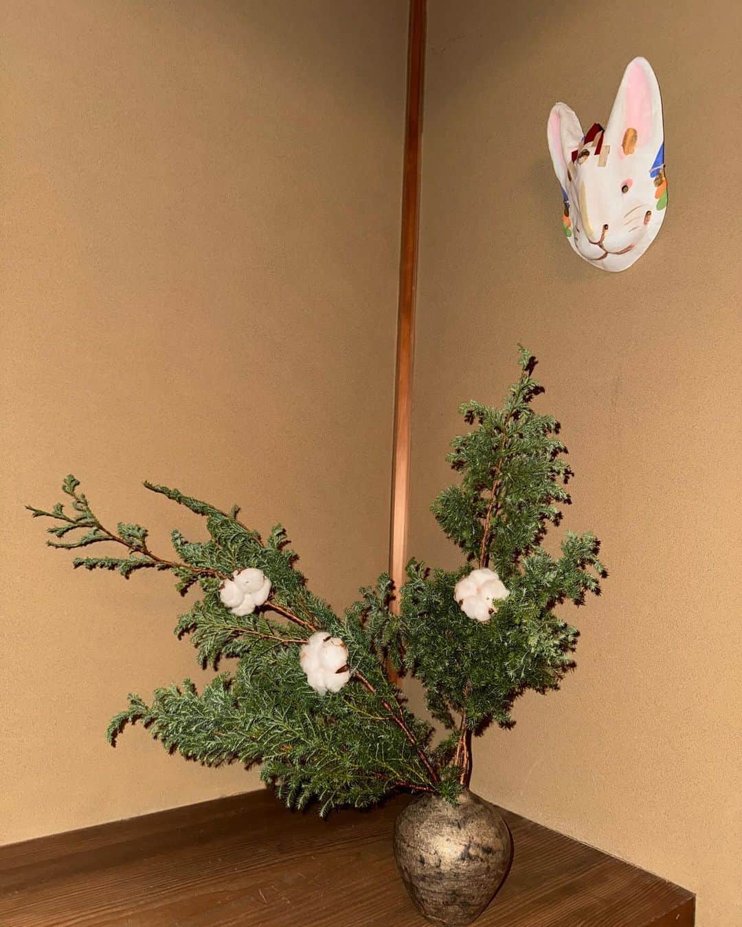 稲木ジョージのインスタグラム：「My ikebana artwork for December🦌❄️ 送り干支とトナカイと。」