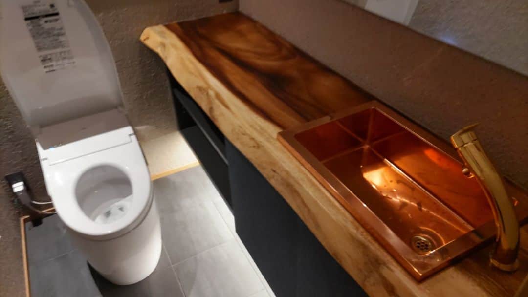 木楽木工房さんのインスタグラム写真 - (木楽木工房Instagram)「トイレ横の手洗いカウンターをご注文いただきました。  天板（てんいた）部分はモンキーポット一枚板です。モンキーポット特有の白いラインがとてもきれいに出た一枚。厚みがしっかりある板なので耳の色、形の良さがさらに引き立ちます。  ちなみに、白い部分は木が成長を続けているところ、「白太」です。また、板の端の部分を我々は「耳」と呼んだり、業界用語で「木端（こば）」と呼んだりしています。  手を洗う水槽の部分は銅板製です。こんなオシャレなカウンターほかにあるでしょうか。あまりにも素晴らしいおトイレなので、思わず長居しちゃいそうです。  #一枚板　#一枚板カウンター#カウンター #モンキーポット #手洗い #木楽木工房 #柏 #千葉県 #無垢板 #無垢一枚板 #トイレ #お手洗い」12月4日 11時44分 - kiraku.mokkoubo