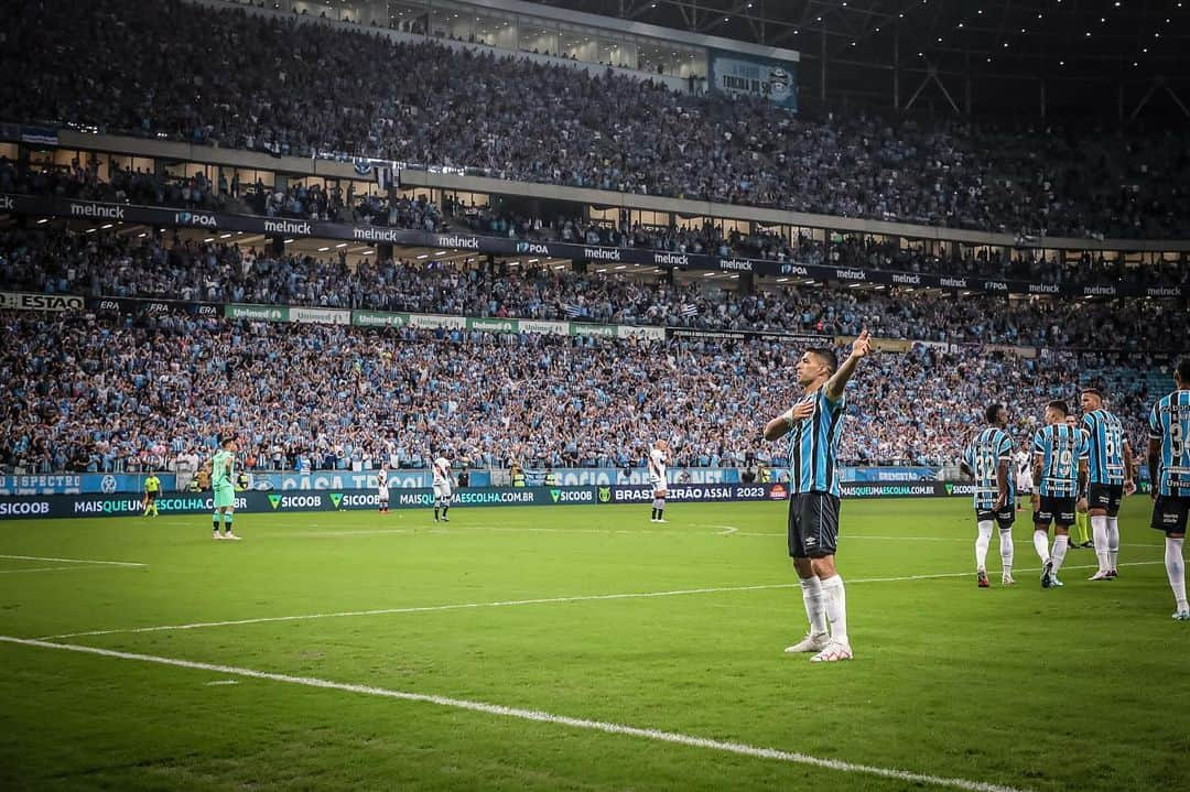 ルイス・アルベルト・スアレスさんのインスタグラム写真 - (ルイス・アルベルト・スアレスInstagram)「Noche INOLVIDABLE! 💙⚽️   Eternamente agradecido @gremio 👏🏼」12月4日 11時49分 - luissuarez9