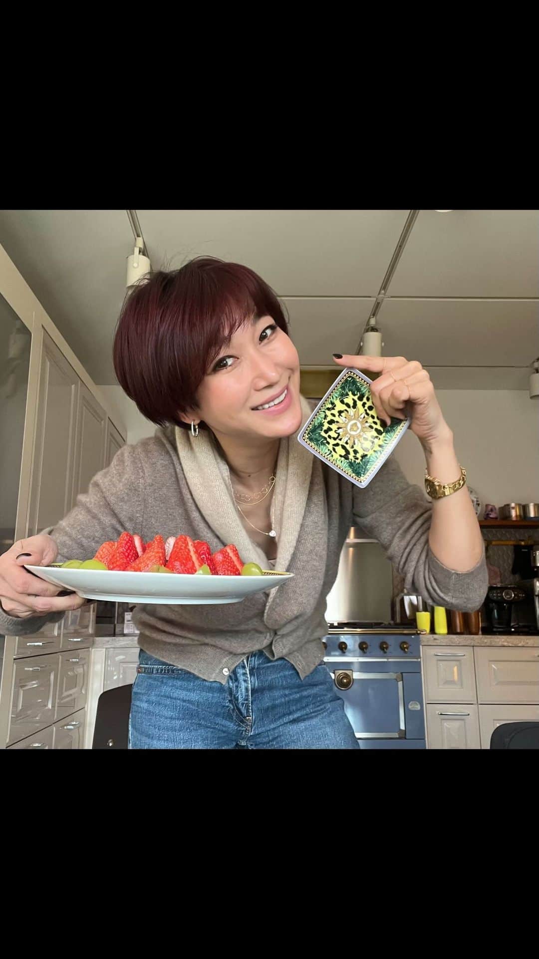 ピョン･ジョンスのインスタグラム：「인기를 실감하네요  음식이 담겼을때 더욱 빛을 발하죠! 오늘은 짧게 끝냈어요  라이브 재방 보는분들 많네요  설명 잘 들으시고  보증서 2년 잘 간직하시고  내일 받으시면 주구자창 이쁘게 사용하세요 전 채원이가 아직 결혼생각 없지만 🫣 혹시 몰라 세트로 해둘려구요 괜찮겠죠?  🤪🤪🤪🤪🤪🤪 👁️‍🗨️베르사체 🔝내일까지 딱 오픈해줄께요」