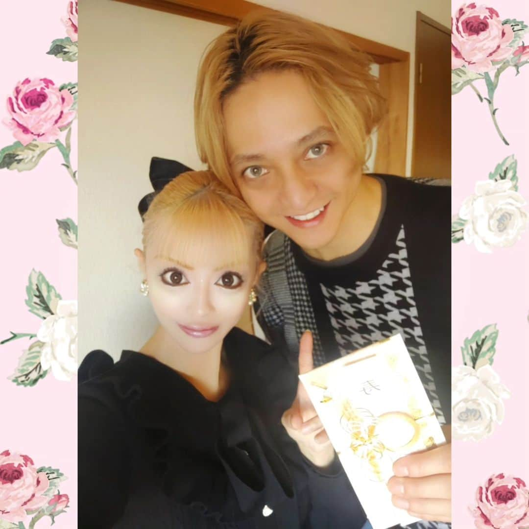 白咲姫香さんのインスタグラム写真 - (白咲姫香Instagram)「光で反射してしまってるけどTAIGAさんからお祝い頂きました😭♥️ TAIGAさんの結婚式の二次会もめちゃくちゃ懐かしいなぁー✨芸能人だらけなのと、とにかく人数がめちゃくちゃ凄くてあの会場のタレントさんや芸人さん達を全員普通に呼んだらギャラいくらなんだろうってぐらい凄かった！(笑)♥️  時が経つのは早いけど、みんな素敵な奥様やお子さんに恵まれて本当に私がなぜか嬉しいです♥️  ♡Twitter♡→ https://twitter.com/himekashirosaki  ♡Instagram(姫ロメ夫婦垢)♡→　@himeka_romero  ♡YouTube♡→ https://www.youtube.com/channel/UCuFuDtmK82iOu7fypdRqrDw  ♡TikTok♡→ https://www.tiktok.com/@himeka_shirosaki  ♡ふわっち(配信サイト)♡  1.ふわっち(配信)の視聴者用アプリをダウンロードして私のアカウントをフォローして下さい♡  https://whowatch.tv/archives/16815624   名前は白咲姫香で出て来ます♡ (私の配信通知設定もよろしくお願い致します♡配信が始まると通知が来る様になります♡)  2.画面右下にNiceボタン(手のマーク)があるので押して下さい！(これは一人一日1回までしか押せませんがよろしくお願いします♡ ) そして無料アイテムがあるのでイベントの時は投げて下さい^_^♡ みんなと配信でお会い出来るのを楽しみにしています♡♡♡  . #あゆ #doll #薔薇#Barbie #princess #バービー #ドール #Disney #白咲姫香 #りぼん  #浜崎あゆみ #25周年 #姫ロメ #メイク #小悪魔ageha  #Hair #ふわっち #お姫様 #ドレス #taiga #地毛 #配信  #ライバー #ガリベンズ矢野 #プリンセス #そっくりさん #モデル #ものまね #ayu」12月4日 11時50分 - himeka_shirosaki