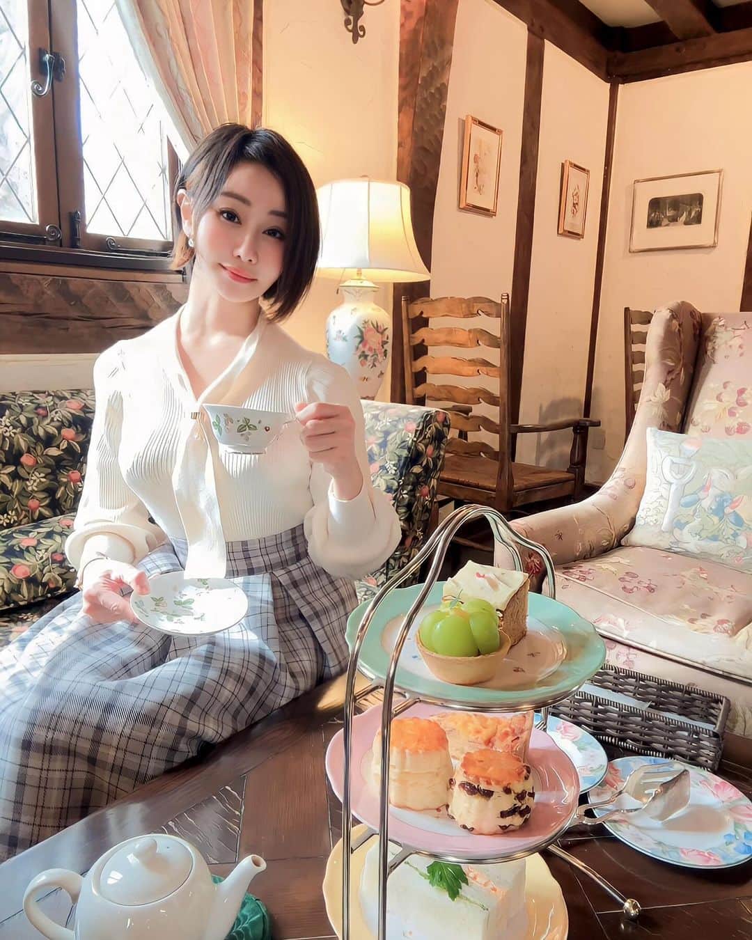 明里ともかのインスタグラム：「アフタヌーンティーが好き❤️ ・ ・ ・ #ブリティッシュヒルズ」