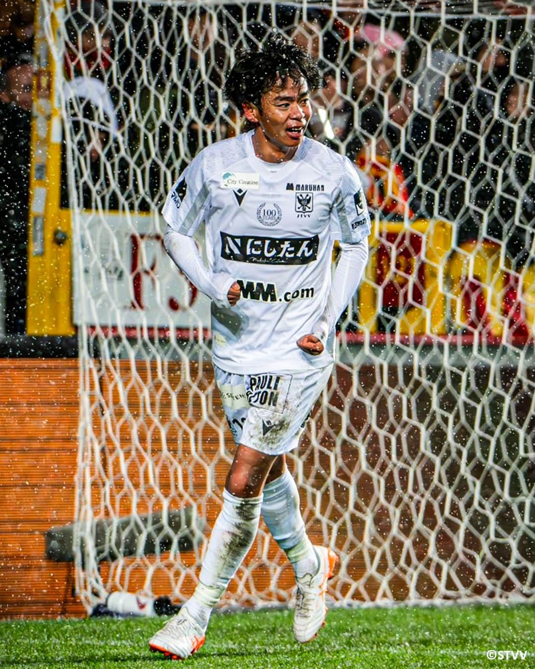 Goal Japanのインスタグラム：「🇯🇵 #伊藤涼太郎 が今季2ゴール目！⚽ メヘレン戦の5分に #コイタ のゴールで先制した #シントトロイデンは、42分に伊藤がネットを揺らし追加点！ 後半、雪でピッチが覆われるなか、相手に反撃を許さなかったシント＝トロイデンは2-0で勝利し、4試合ぶりの白星を手にした。(Photo: STVV)  #soccer #football #jupilerproleague #sinttruiden #STVV #ryotaroito #サッカー #フットボール #ジュピラープロリーグ #⚽」