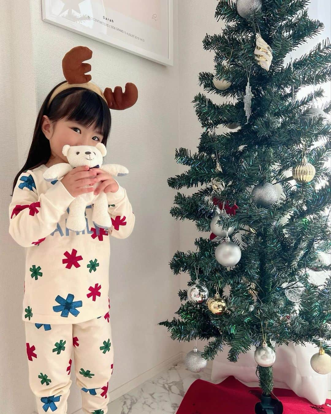 橘リンさんのインスタグラム写真 - (橘リンInstagram)「今年のクリスマスも プチバトーのパジャマ🎄💫 @petitbateau_jp   ツリーの飾り付けして クリスマスカラーのパジャマを着て クリスマスムードってワクワクする☺️  着心地も良くて娘もお気に入りのパジャマ❤️💚  164cm Lサイズ/4才104cm  #Sponsored #petitbateau #プチバトー #プチバトーパジャマ #パジャマパーティ #パジャマ #ルームウェア #お揃いパジャマ #プチバトー130周年 #クリスマスパジャマ #プチバトーのクリスマス」12月4日 11時52分 - rincharon